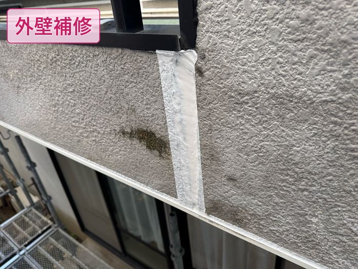 平野区喜連のアパート モルタル外壁の縦目地シーリング補修箇所と藻・コケの付着状態