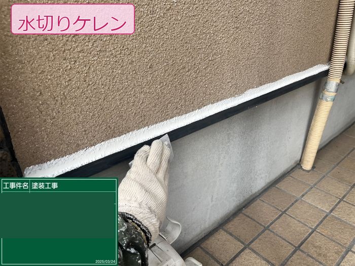八尾市久宝寺のM様邸 水切り金物をサンドペーパーでケレン作業する職人の手元
