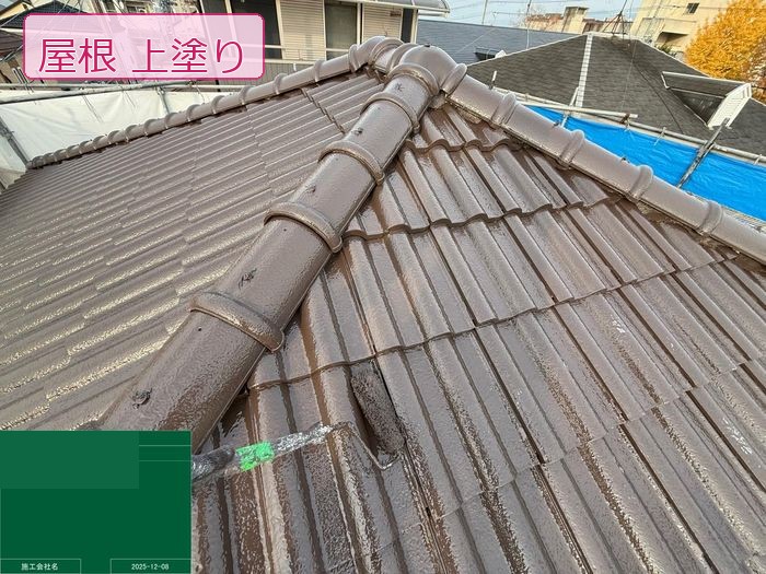 八尾市太子堂のN様邸 上塗り施工中のモニエル瓦屋根 完成色と施工前の境界が確認できる