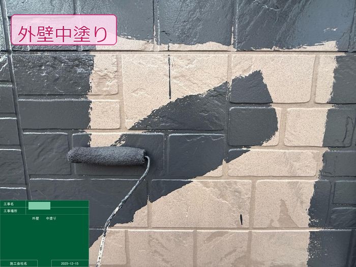 松原市別所 外壁サイディングの中塗り施工中（濃いグレー）