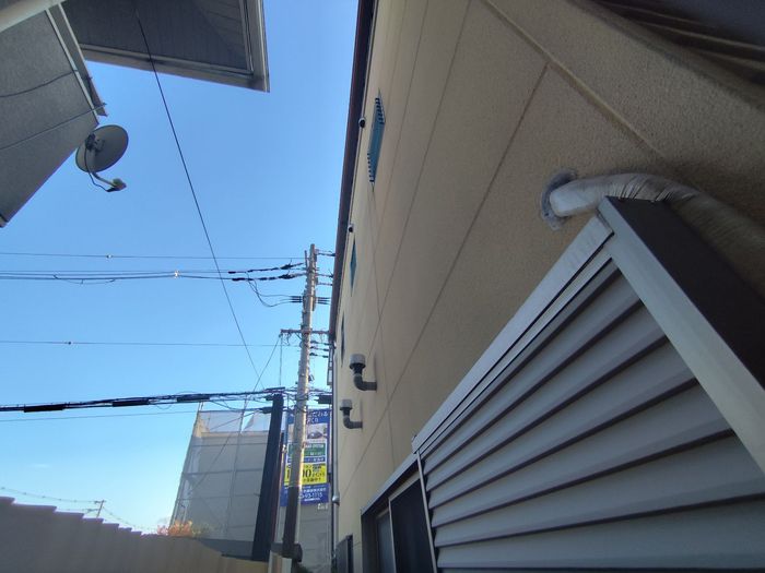 八尾市太子堂のN様邸 建物側面から見上げた軒天・外壁・サッシの状態