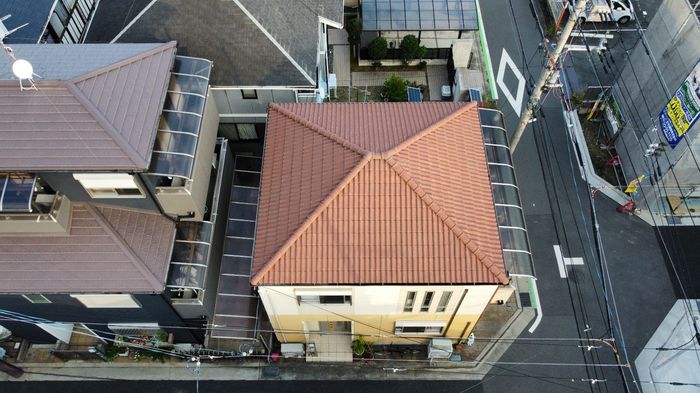 八尾市太子堂のN様邸 ドローンで撮影した2階建て住宅の屋根全景と周辺環境