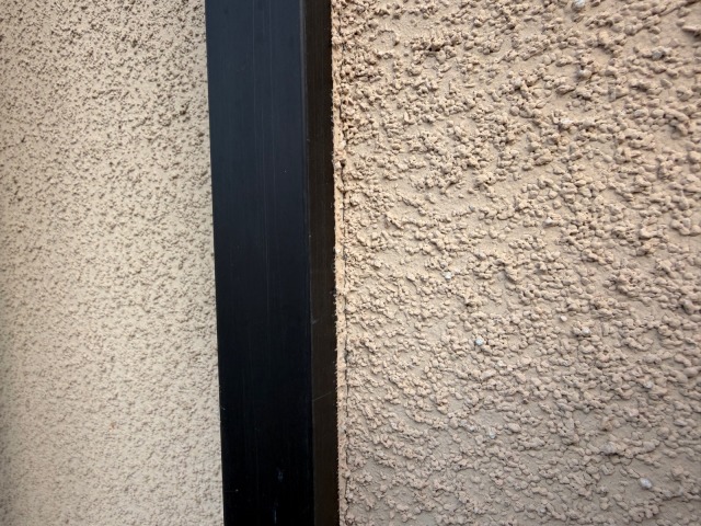 松原市別所のI様邸 サッシ周りのシーリング（コーキング）が欠落している状態のクローズアップ