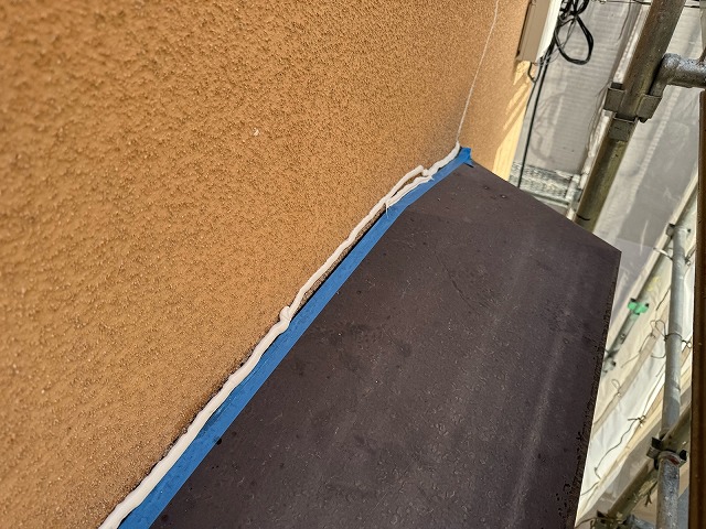 松原市別所のI様邸 モルタル外壁と下屋根取り合い部へのシーリング充填後・養生テープの状態