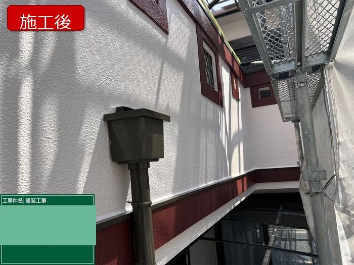 八尾市久宝寺のY様邸 外壁塗装完了後 白い外壁とブラウンの雨樋（集水器・縦樋）