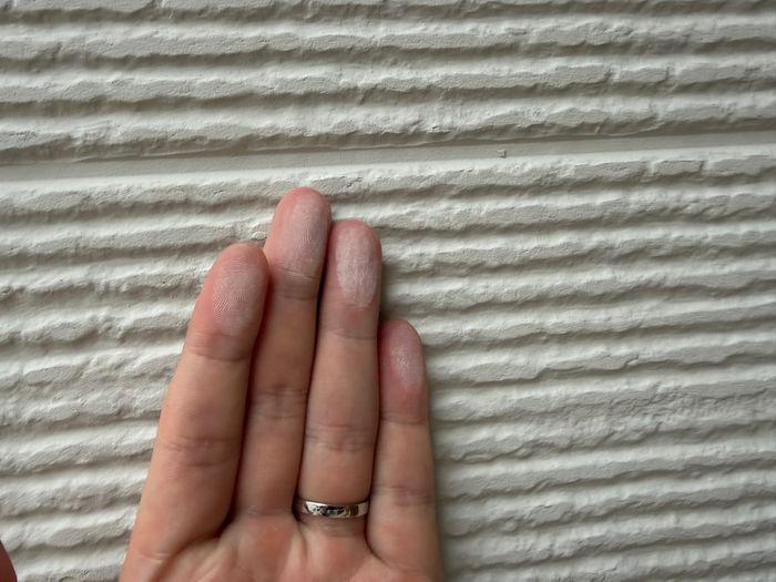 八尾市曙川東のT様邸 外壁を触ると白い粉がつくチョーキング現象の確認