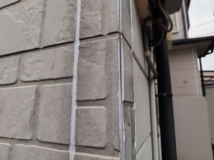 松原市別所のT様邸 出隅部分の目地コーキング劣化 肉やせと亀裂が確認できる施工前の状態