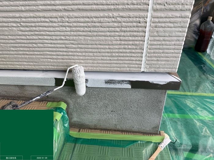 八尾市曙川東のT様邸 水切りにローラーで錆止め塗料を塗布している工程 養生シートも確認できる
