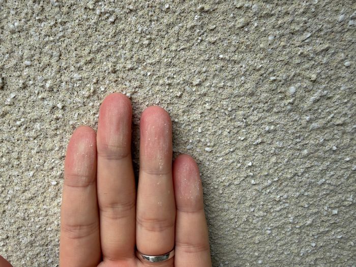 八尾市南安町のALC外壁 手で触れると白い粉がつくチョーキング現象の確認