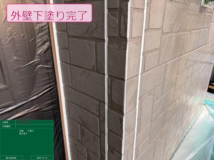 松原市別所のT様邸 外壁コーナー部分の下塗り完了後の状態 新しいコーキングが目地に充填された様子