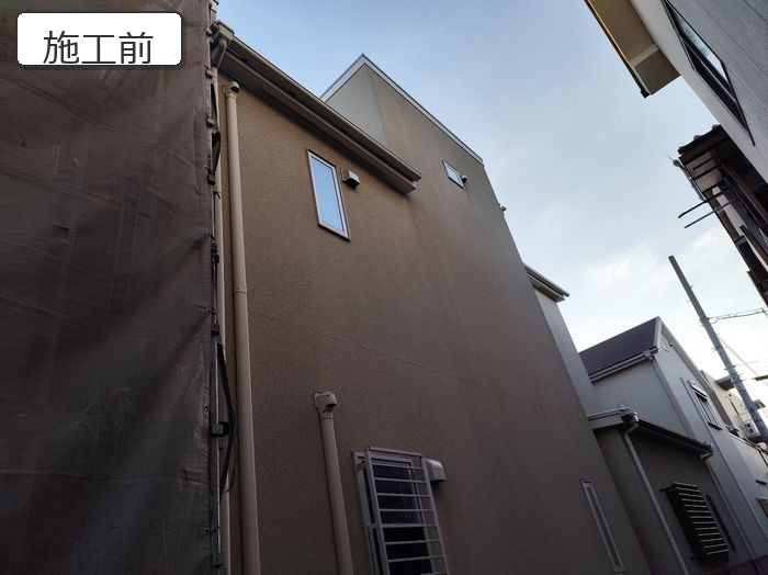八尾市太子堂のO様邸　背面のリシン外壁　施工前の色あせと汚れの状態