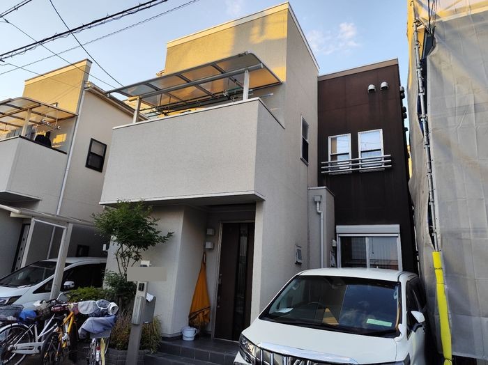 八尾市太子堂のO様邸 2階建て リシン吹き付け外壁と金属屋根の建物全景