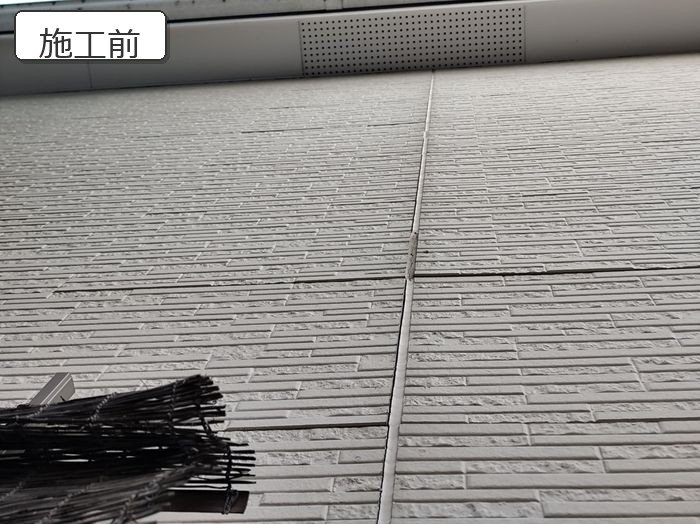 八尾市 施工前の窯業系サイディング外壁全景。目地シーリングの劣化が目立つ