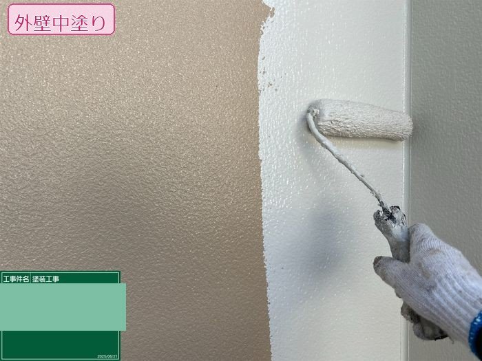 八尾市太子堂のH様邸 外壁中塗り作業中の様子