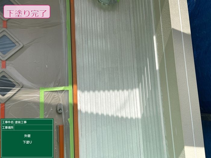八尾市太子堂H様邸 縦リブ金属サイディング外壁の下塗り完了後 窓枠周辺に養生テープとビニールシートが丁寧に施されている