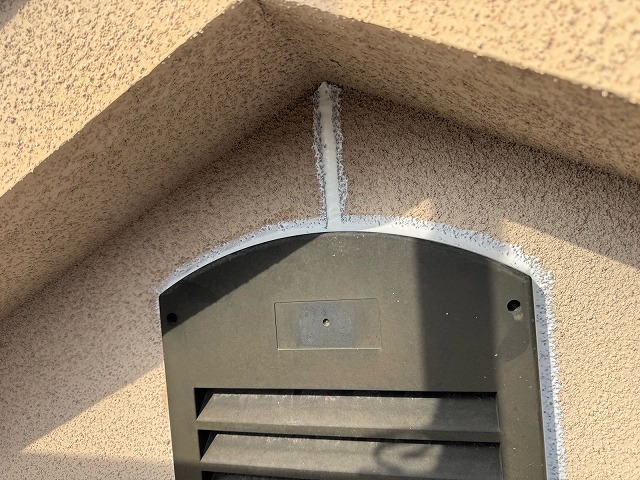 松原市別所のI様邸 換気口上部の複雑な取り合い部分へのシーリング充填後