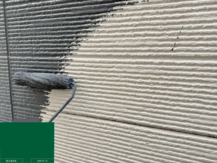 八尾市曙川東 外壁サイディングの中塗り（KFシェアルドFネイビー色施工中）