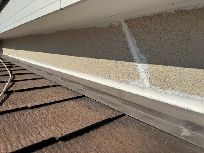 八尾市南安町のM様邸 スレート屋根と外壁取り合い部分の雨押え板金際のシーリング施工