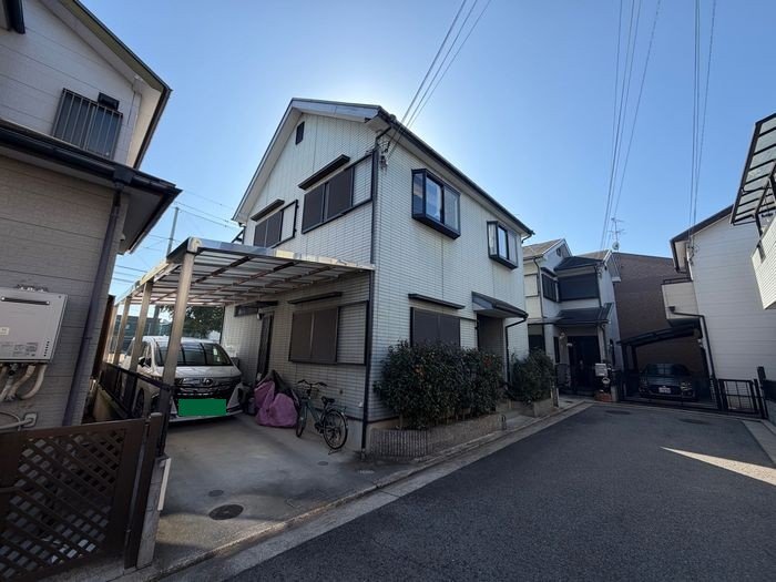 堺市東区N様邸 施工前の建物全景。グレー系の外壁に色褪せと汚れが目立つ状態