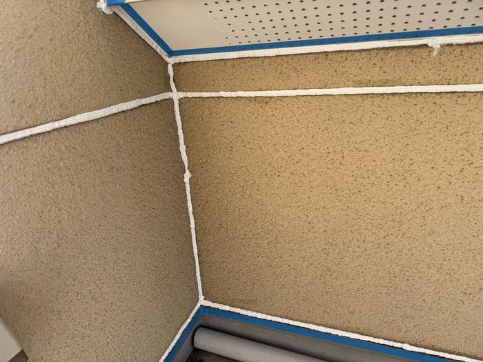 八尾市南安町のM様邸 外壁入隅に養生テープを貼ってシーリング材を充填した状態