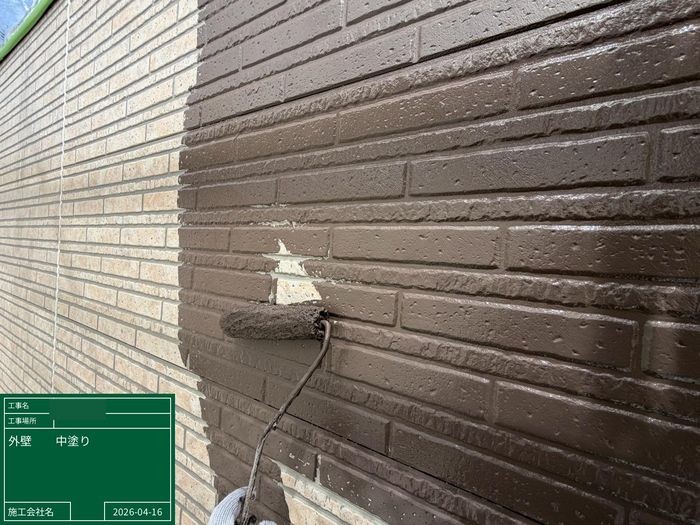 八尾市曙川東のA様邸 レンガ調サイディング外壁に中塗りを施工中 塗装前後の色の違いが分かる