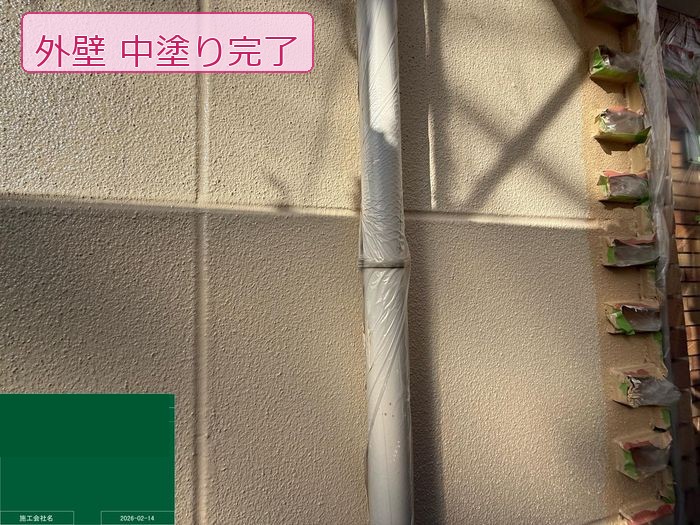 八尾市南安町のM様邸 ALC外壁の中塗り完了後の状態 雨樋周りの養生も確認できる