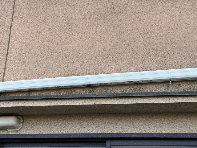 松原市別所のI様邸 雨どい横樋の内側と金具周辺に堆積した黒ずんだ藻・苔・汚れ