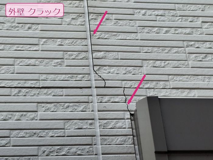 八尾市 外壁サイディングに発生した縦走クラック（ひび割れ）の施工前状態