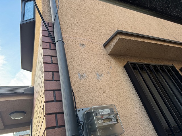 松原市別所のI様邸 側面外壁の色あせと水染み・汚れの広がりを見上げたアングル