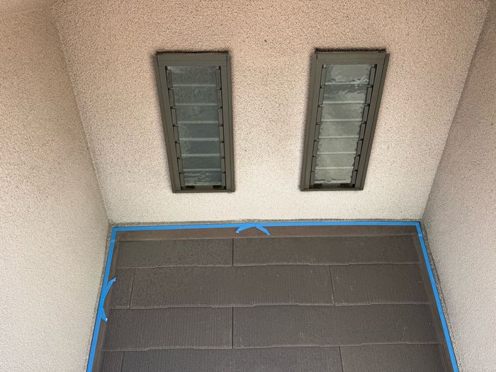 八尾市久宝寺Y様邸 ルーバー窓まわりと屋根の取り合い部分の養生テープ施工状態