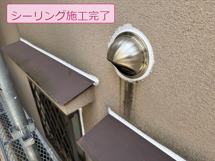 八尾市久宝寺のM様邸 丸型換気口の周囲にシーリングを施工した完了状態のクローズアップ
