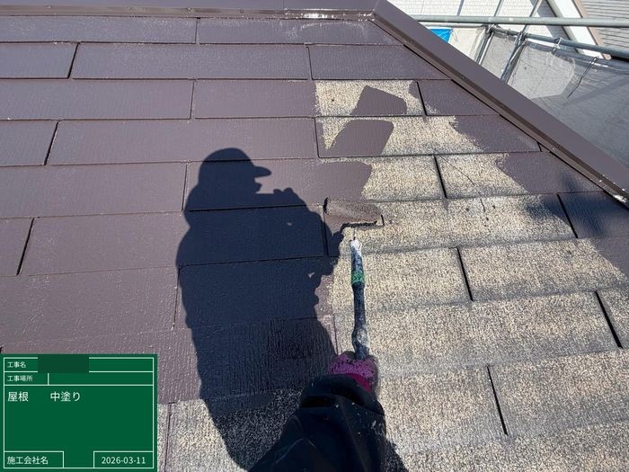 八尾市曙川東のスレート屋根 ローラーで中塗りを塗布している施工中の様子