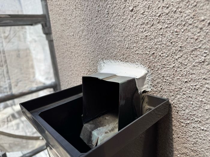 八尾市久宝寺Y様邸 雨樋集水器と外壁の取り合いへのシーリング施工が完了した状態