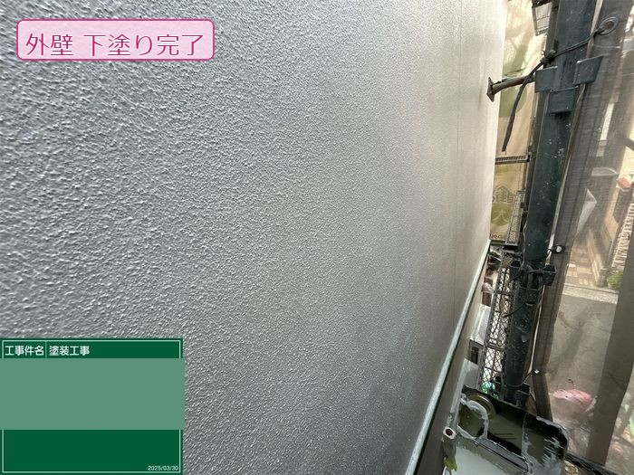 八尾市久宝寺I様邸 外壁下塗り完了後の状態 白いシーラーで全面を均一に下地処理