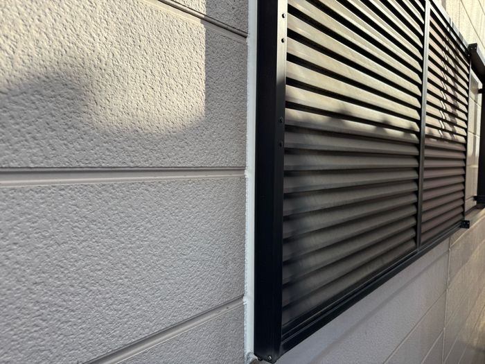 松原市別所 雨戸塗装後・濃いグレー系に仕上がった施工後の状態