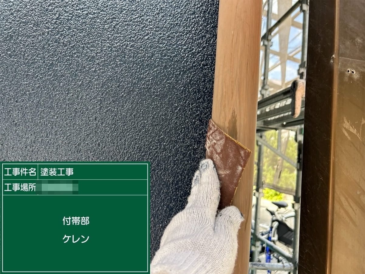 松原市阿保｜モルタル外壁の竪樋と庇がくすんで色褪せ！付帯部を3回塗りで艶と防水性を復活