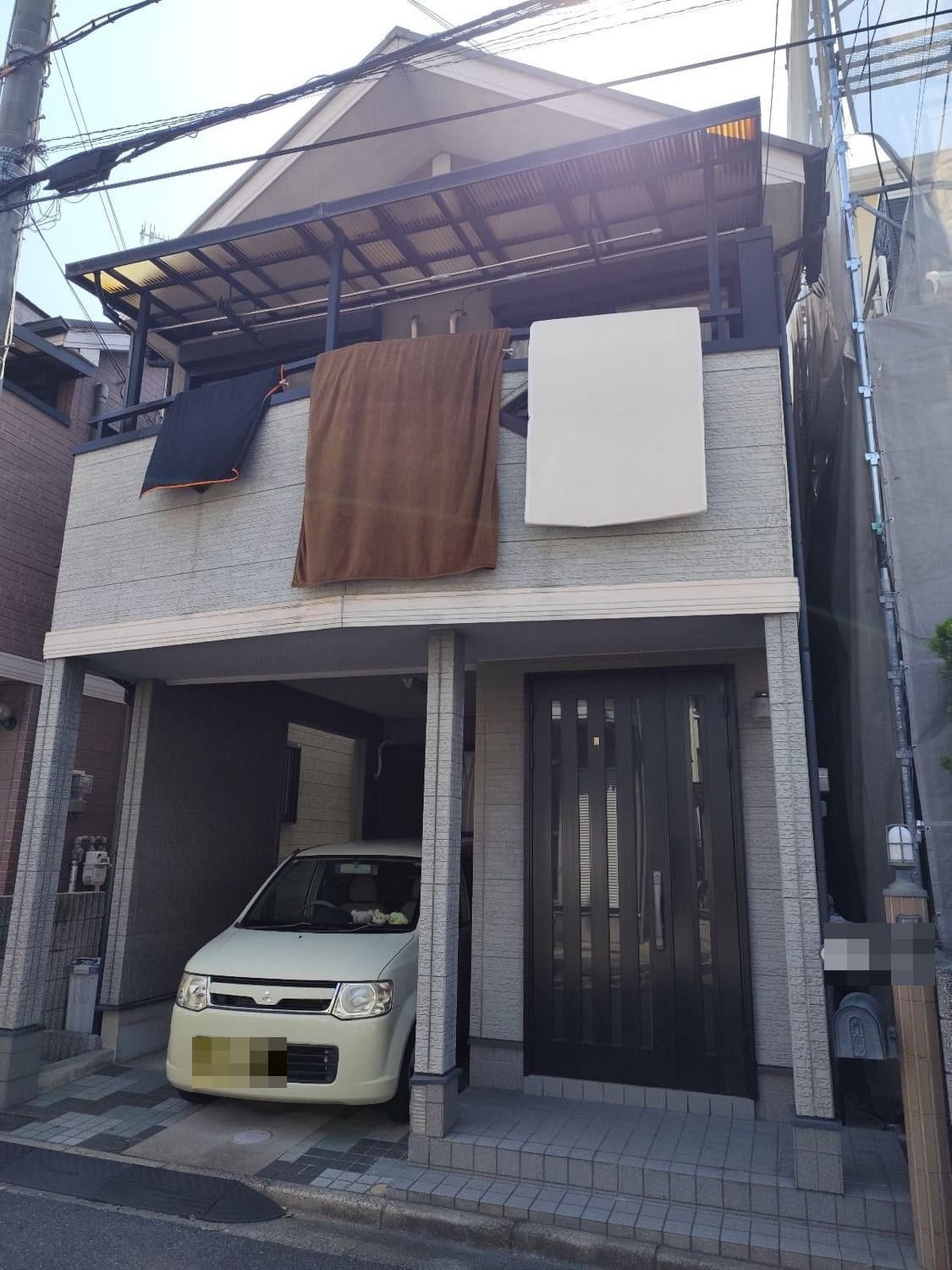 羽曳野市島泉｜外壁の継ぎ目がパックリ割れて屋根にコケがびっしり！サイディング外壁とスレート屋根の複合劣化を診断