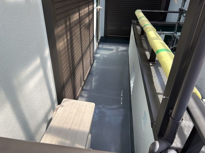 八尾市久宝寺のI様邸 ウレタン防水工事完了後のバルコニー全景 均一なグレーの防水層が広がる仕上がり