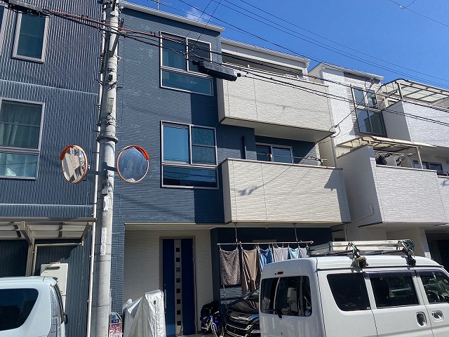 東大阪市加納にて、屋上のある3階建てお家の現地調査へ！外壁・屋根塗装と防水工事の見積りをします。