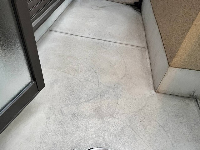 ベランダひび割れ