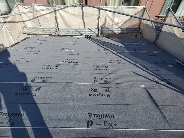 平野区平野元町にて施工中の屋根カバー工法のご紹介！材料はSGL鋼鈑スーパーガルテクトです。