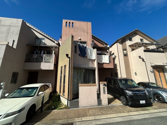 東大阪市の外壁塗装で後悔しないために|30年持つと言われたセラミック塗料が8年で劣化した本当の理由