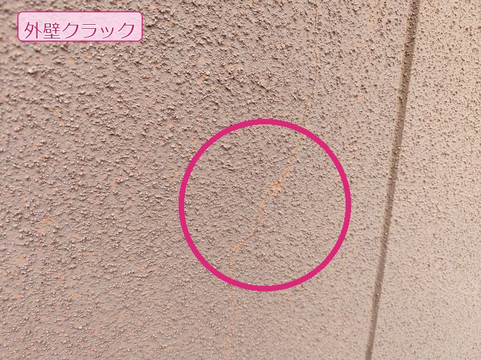 松原市I様邸 施工前の外壁クラック。モルタル面に走る縦方向のひび割れ