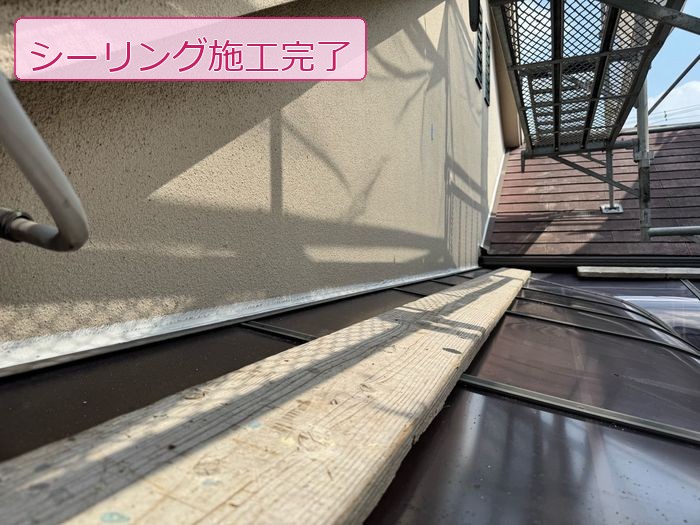 八尾市M様邸外壁下部と屋根取り合い部のシーリング工事完了の状態
