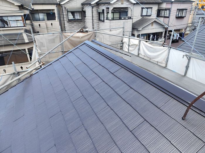 松原市I様邸 屋根上塗り完了後の全景。コーヒーブラウンに統一された仕上がり