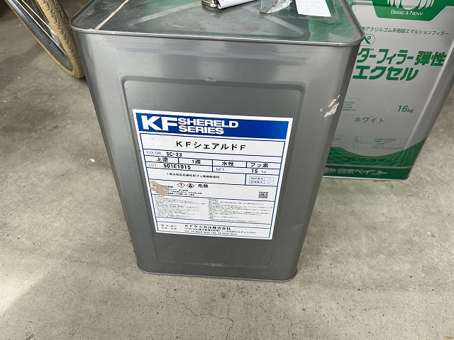 【大東市】フィラーで白くなった外壁に対して、主剤の中塗り・上塗りをしました。中塗りから色が付きます。