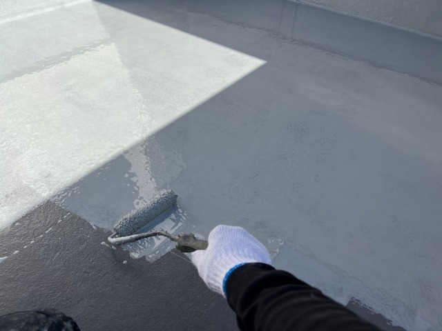 トップコート（グレー）を塗布