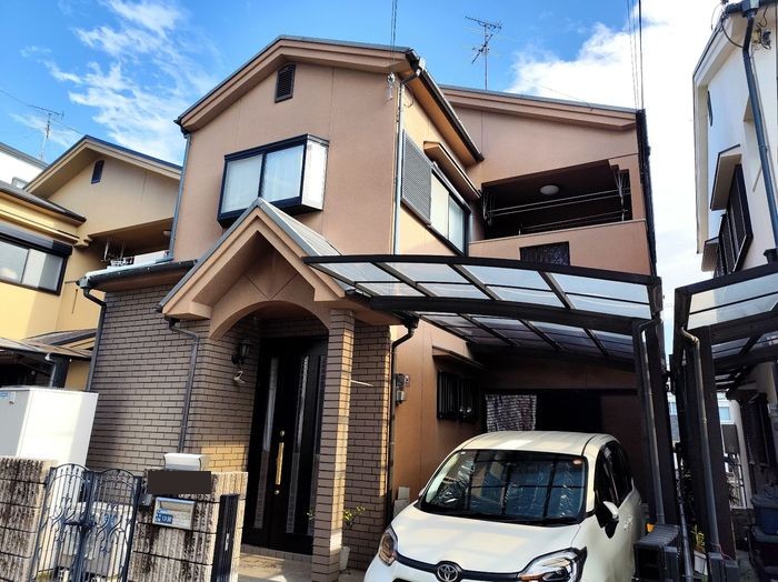 松原市I様邸 施工前の建物全景。ベージュ・薄茶系の外壁で色あせが目立つ状態