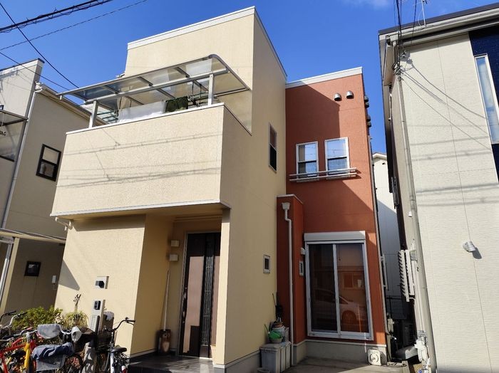 八尾市太子堂のO様邸　外壁塗装の施工後　クリームとテラコッタに塗り替わった全景