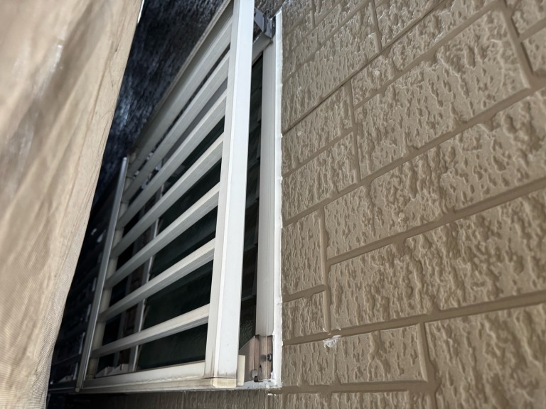 窓枠コーキング